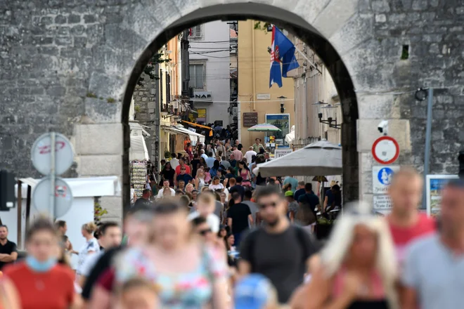 Gneča turistov v Zadru. FOTO: Denis Lovrović/AFP