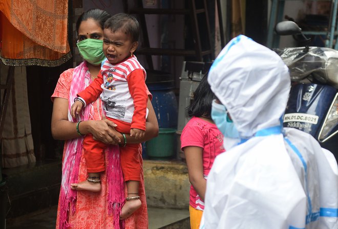 V Indiji narašča število novookuženih za koronavirusom. FOTO: Indranil Mukherjee/AFP
