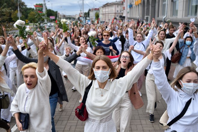 Vsaj dva mrtva protestnika, najmanj 6.700 priprtih demonstrantov za zdaj v Belorusiji. Foto: Sergei Gapon/Afp