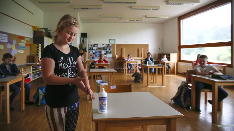 Fotografija: Po Evropi, kjer že odpirajo šole, poudarjajo umivanje rok, ohranjanje razdalje in skrb, da se razredi med sabo ne mešajo. FOTO: Matej Družnik/Delo