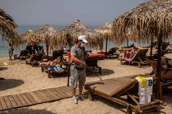 Ta teden je grška vlada napovedala nočno omejitev delovanja restavracij in barov v nekaterih pomembnih turističnih destinacijah, prav tako je uvedla nove omejitve za prišleke iz tujine. FOTO: Angelos Tzortzinis/AFP