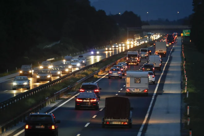 Zastoji na avtocestah so večkrat tudi posledica prometnih nesreč. FOTO: Uroš Hočevar/Delo