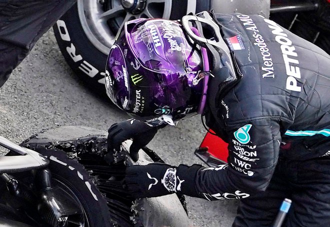 Lewis Hamilton se ni mogel načuditi, kako mu je lahko tako razneslo gumo. FOTO: Reuters