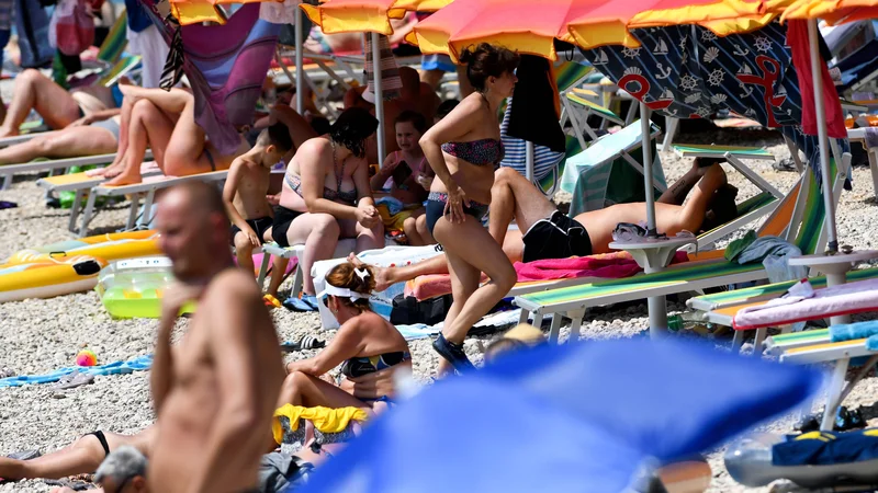 Fotografija: Gneče na Hrvaških plažah. FOTO: Denis Lovrovic/AFP