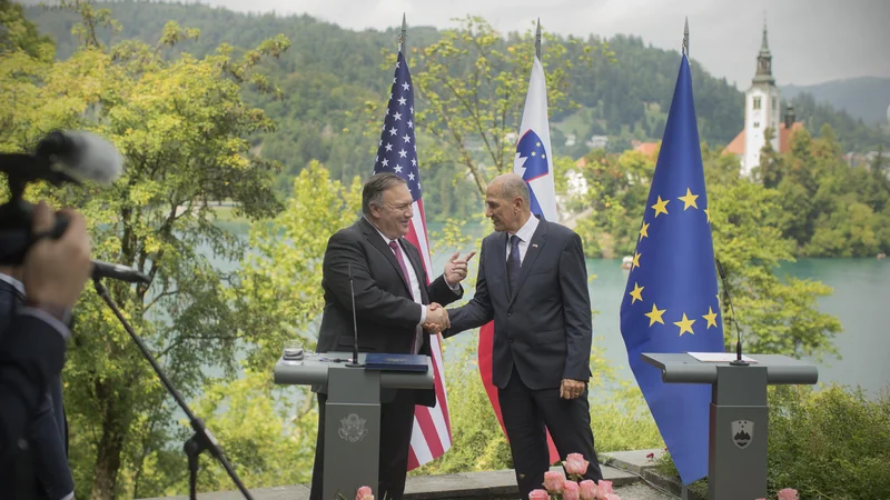 Fotografija: Slovenci smo hvaležni ZDA za njihovo dvakratno obrambo in reševanje naše stare celine v prejšnjem stoletju – pred fašizmom in komunizmom, je ob srečanju z ameriškim gostom dejal premier Janša. Foto: Jure Eržen