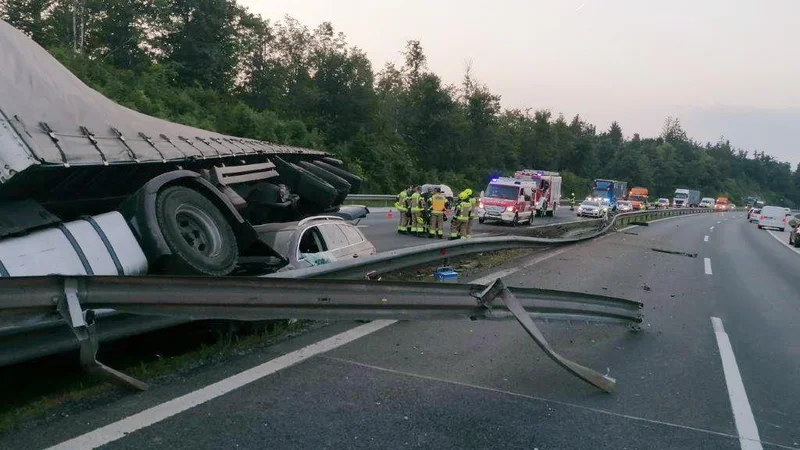 Fotografija: Kako dolgo traja odstranjevanje posledic prometnih nesreč, je odvisno od kraja nesreče, števila udeležencev in drugih okoliščin. FOTO: Dars