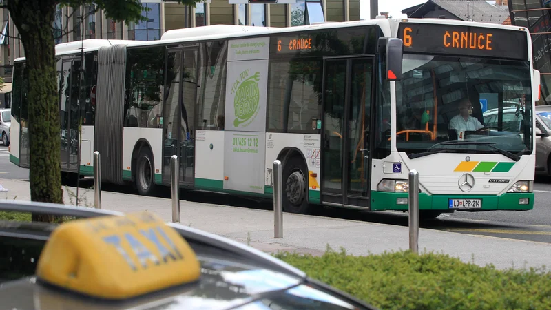 Fotografija: Zakaj avtobusa 6 in 6B, ki imata skupno traso od Dolgega mosta do Razstavišča, vozita skoraj sočasno – po voznem redu le z eno ali dvema minutama zamika? Foto Blaž Samec/Delo