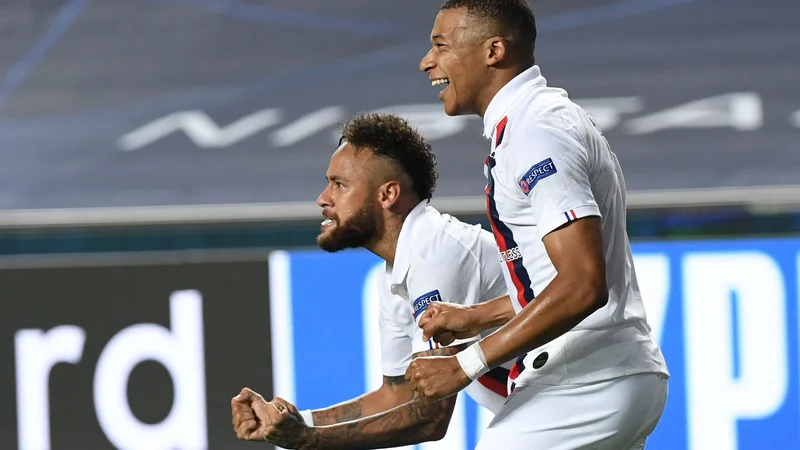 Fotografija: Neymar in Kylian Mbappe sta bila enostavno predobra za Atalantine branilce. FOTO: David Ramos/AFP