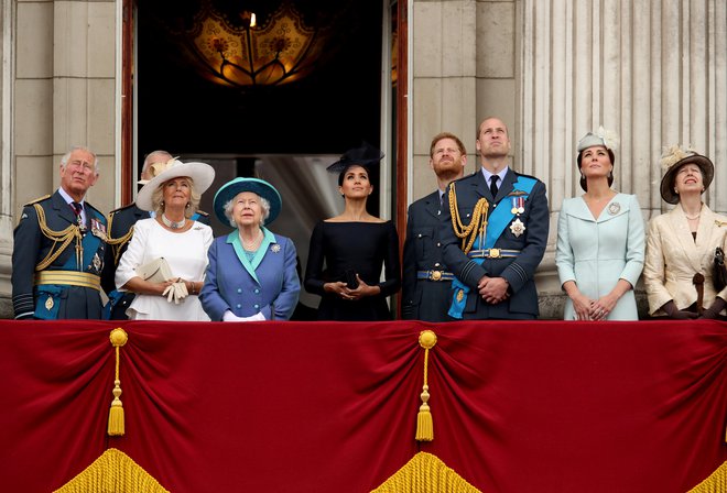 S člani ožje britanske družine na balkonu Buckinghamske palače ob predlanski stoti obletnici kraljevih zračnih sil. Foto Chris Radburn/ Reuters