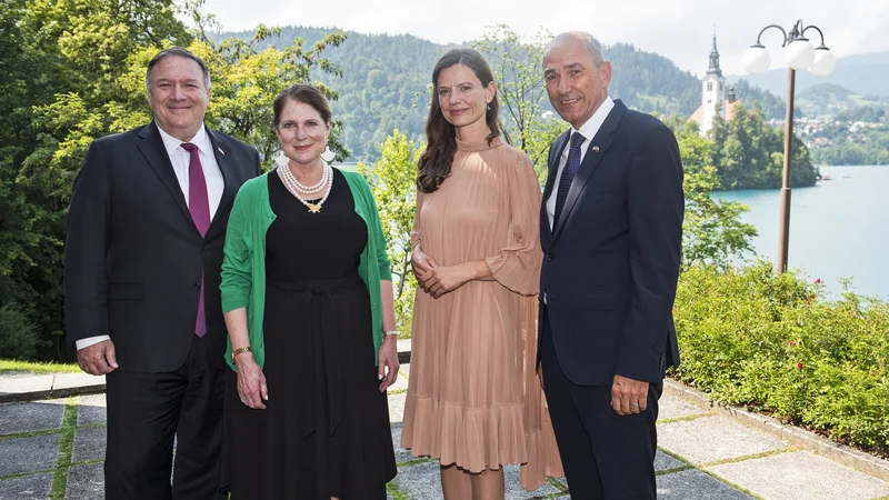 Fotografija: Ameriški državni sekretar Mike Pompeo in predsednik slovenske vlade Janez Janša s soprogama. Foto Vlada RS.