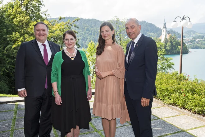 Ameriški državni sekretar Mike Pompeo in predsednik slovenske vlade Janez Janša s soprogama. Foto Vlada RS.