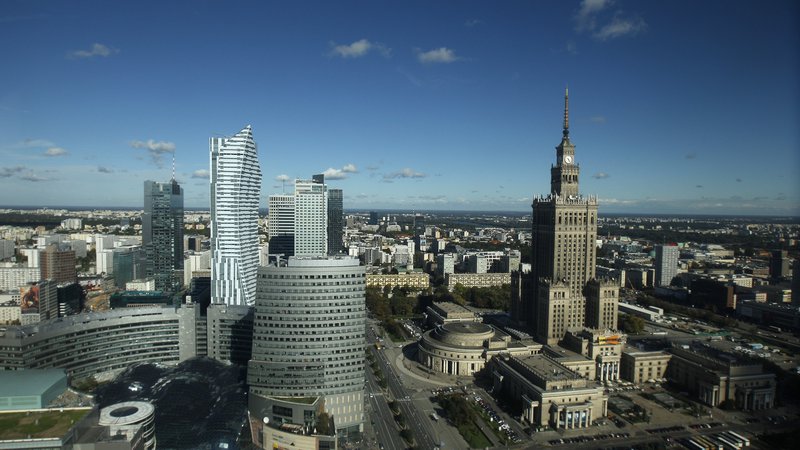 Fotografija: Z vstopom številnih tujih multinacionalk v zadnjih 20 letih je Varšava postala pomembno regijsko središče. Spremenila se je tudi podoba dela mesta, ki je v delu posejan z visokimi poslovnimi stolpnicami. FOTO: Kacper Pempel/Reuters