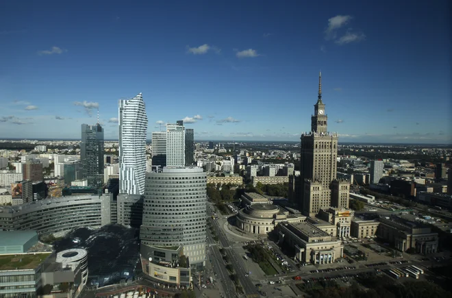 Z vstopom številnih tujih multinacionalk v zadnjih 20 letih je Varšava postala pomembno regijsko središče. Spremenila se je tudi podoba dela mesta, ki je v delu posejan z visokimi poslovnimi stolpnicami. FOTO: Kacper Pempel/Reuters