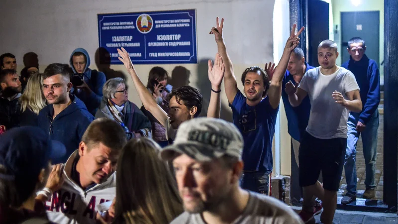 Fotografija: V Belorusiji so na prostost izpustili več sto ljudi, ki so jih v zadnjih dneh pridržali na protestih. FOTO: Sergei Gapon/AFP