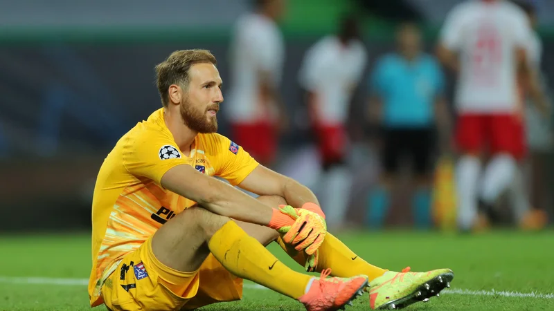 Fotografija: Vratar Jan Oblak je bil po porazu Atletica vidno razočaran. FOTO: Miguel A. Lopes/Reuters