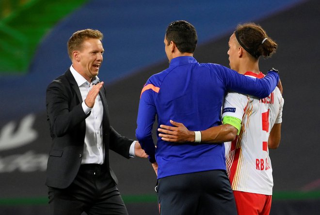 Leipzigov trener Julian Nagelsmann se je po tekmi takole zahvalil Yussufu Poulsenu za opravljeno delo. FOTO: Lluis Gene/Reuters