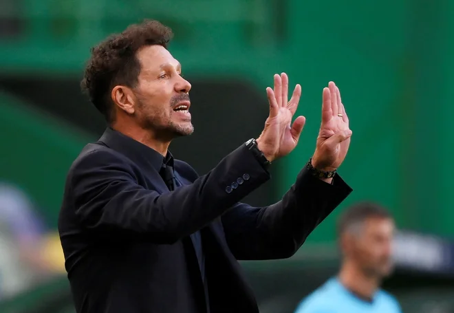 Diego Simeone je med tekmo ohranjal motivacijske prijeme svojih igralcev, toda to je bilo premalo za zmago Atletica. FOTO: Lluis Gene/Reuters