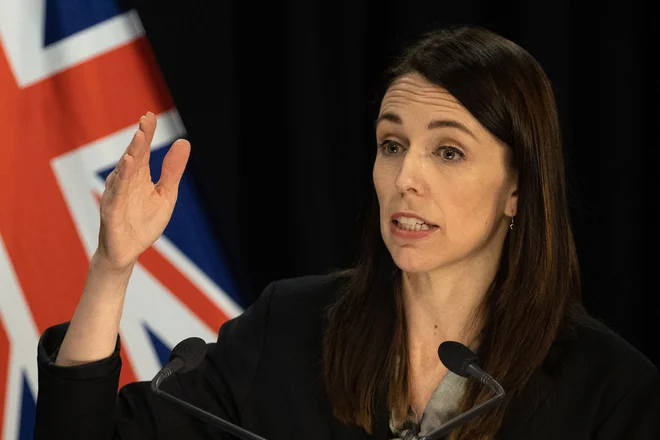 »Zdaj odpraviti omejitve in imeti potem eksplozijo novih primerov bi bilo najslabše za Auckland in naše gospodarstvo,« je opozorila novozelandska premierka. FOTO: Marty Melville/AFP