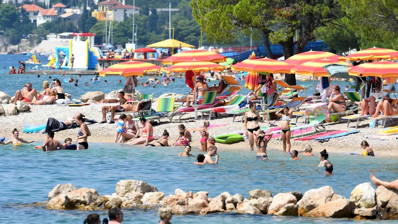 Fotografija: Iz Hrvaške poročajo o dveh novih smrtnih žrtvah med okuženimi. FOTO: Denis Lovrović/AFP