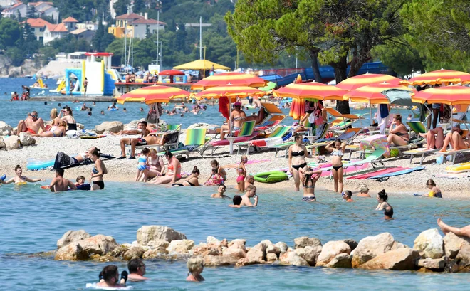 Iz Hrvaške poročajo o dveh novih smrtnih žrtvah med okuženimi. FOTO: Denis Lovrović/AFP