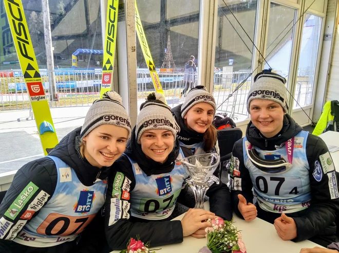 Slovenske smučarske skakalke (na fotografiji z leve: Nika Križnar, Špela Rogelj, Katra Komar in Ema Klinec, manjka Jerneja Brecl) so na treningu v Frenštatu potrdile vrhunsko pripravljenost. FOTO: Miha Šimnovec