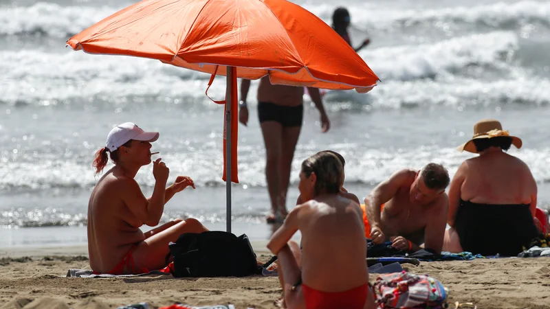 Fotografija: Evropske države v zadnjih tednih z zaskrbljenostjo opazujejo slabšanje epidemiološkega stanja v Španiji, priljubljeni turistični destinaciji. FOTO: Borja Suarez/Reuters