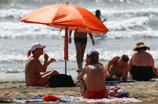 Evropske države v zadnjih tednih z zaskrbljenostjo opazujejo slabšanje epidemiološkega stanja v Španiji, priljubljeni turistični destinaciji. FOTO: Borja Suarez/Reuters