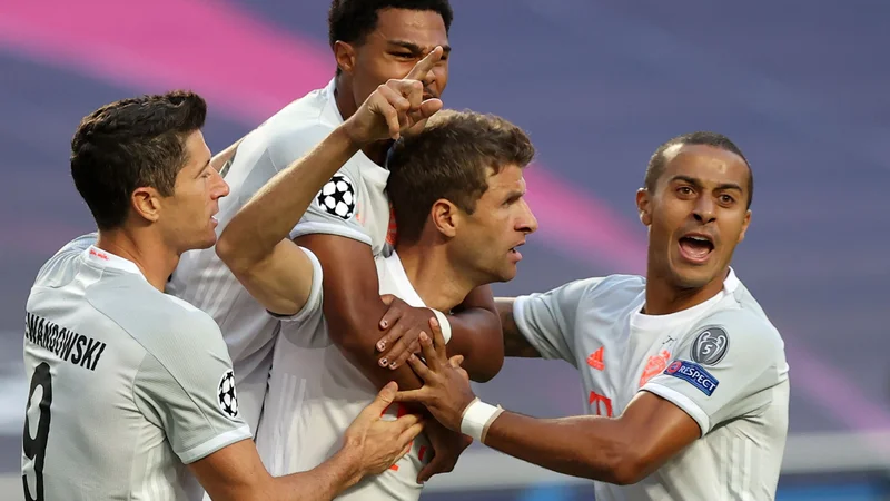 Fotografija: Thomas Müller (na sredini) je že v peti minuti popeljal Bayern v vodstvo. FOTO: Rafael Marchante/AFP