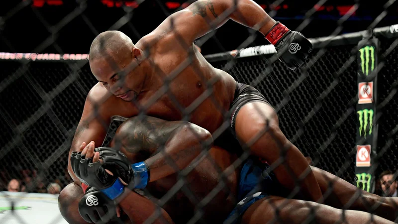 Fotografija: Derrick Lewis (na tleh) ni imel pravega protiorožja za Daniela Cormierja. FOTO: AFP