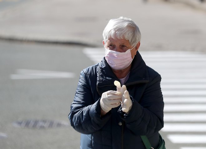 Nekateri so se z masko in rokavicami zaščitili tudi na svežem zraku. FOTO: Dejan Javornik/Slovenske novice