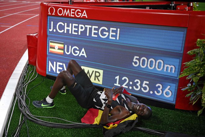 Joshua Cheptegei je novi svetovni rekorder v teku na 5000 metrov. FOTO: Matthias Hangst/AFP