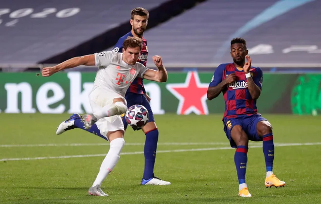 Leon Goretzka ni sočustvoval z Lionelom Messijem, takole je med tekmo večkrat pobegnil Piqueju in Semedu. FOTO: Manu Fernandez/AFP