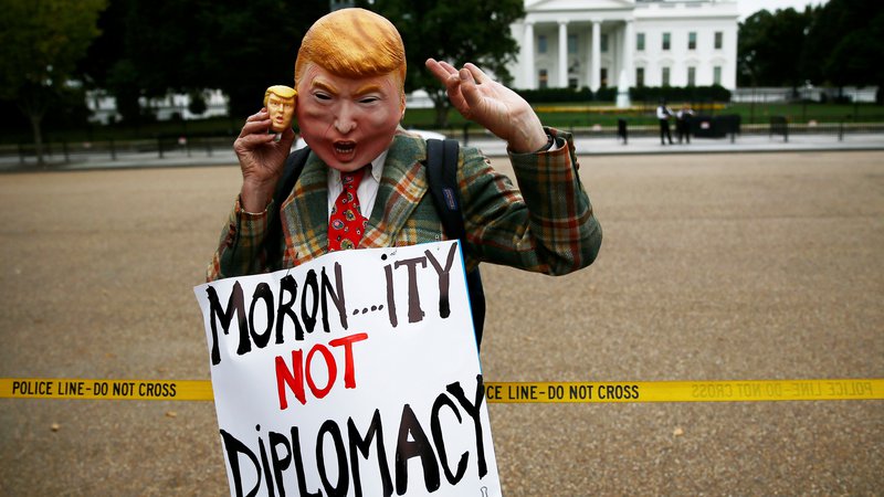 Fotografija: Protestnik je izrazil nasprotovanje nameri ZDA po ponovni uvedbi sankcij proti Iranu. FOTO: Jim Bourg/Reuters