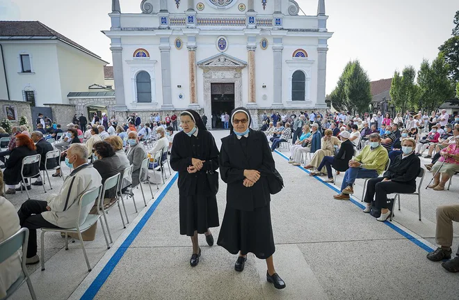 Ob vstopu v baziliko sta obvezna uporaba mask in razkuževanje rok. FOTO: Jože Suhadolnik/Delo