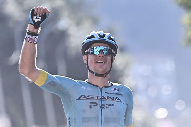 Jakob Fuglsang se je v zadnjih kilometrih otresel tekmecev in sam prikolesaril v cilj v Comu. FOTO: Marco Bertorello/AFP