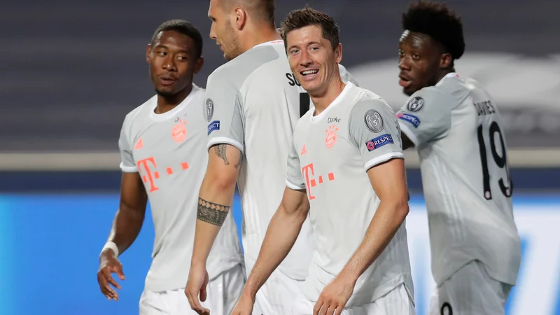 Fotografija: Najmlajši »Bavarec« na igrišču Alphonso Davies (desno) si je od starejših soigralcev in nestorjev v slačilnici, kot je Robert Lewandowski, prislužil čestitke. FOTO: Pool Reuters