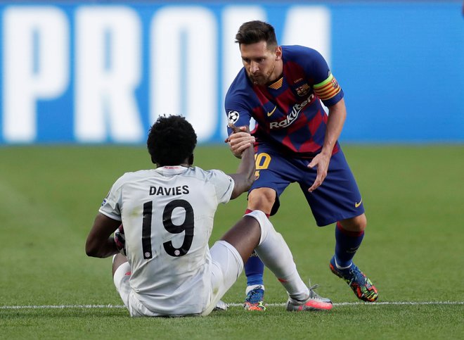 Tudi Lionel Messi je začutil, da ima v Alphonsu Daviesu spoštovanja vrednega tekmeca. FOTO: Manu Fernandez/Pool Reuters