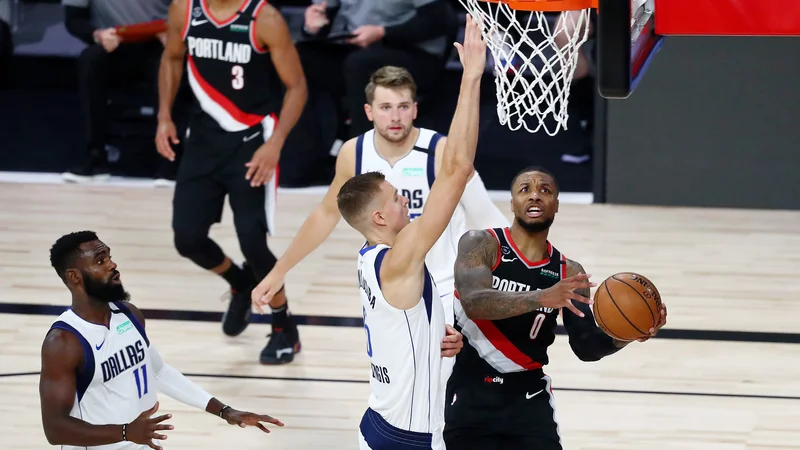 Fotografija: Najkoristnejši košarkar zaključnega dela sezone NBA pred izločilnimi dvoboji Damian Lillard (desno) je zablestel prav proti Dallasu, ko je tretjič v sezoni dosegel več kot 60 točk, 61. FOTO: Kim Klement/USA TODAY Sports