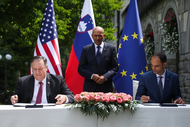 Ameriški državni sekretar Mike Pompeo in slovenski minister za zunanje zadeve Anže Logar sta podpisala memoranduma o 5G. FOTO: Kabinet Predsednika Vlade/anže Malovrh