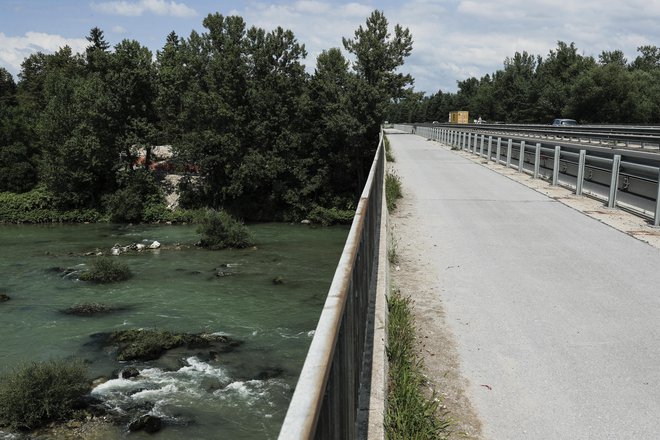 Most čez Savo na štiripasovni vpadnici je najkrajša povezava kamniško-domžalskega konca s središčem Ljubljane. FOTO: Uroš Hočevar/Delo