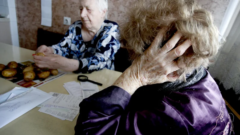Fotografija: Stari ste 65 let, za vami je 40 let delovne dobe. Ne morete končati službovanja, ker vam nizka pokojnina ne bo omogočala kakovostnega preživljanja let, ki so pred vami. FOTO: Roman Šipić/Delo