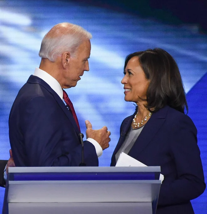 Kamala Harris je bila v preteklosti kritična do Bidna, toda demokratski predsednik je z njenim izborom pokazal, da zna odpuščati.<br />
Foto Robyn Beck/AFP