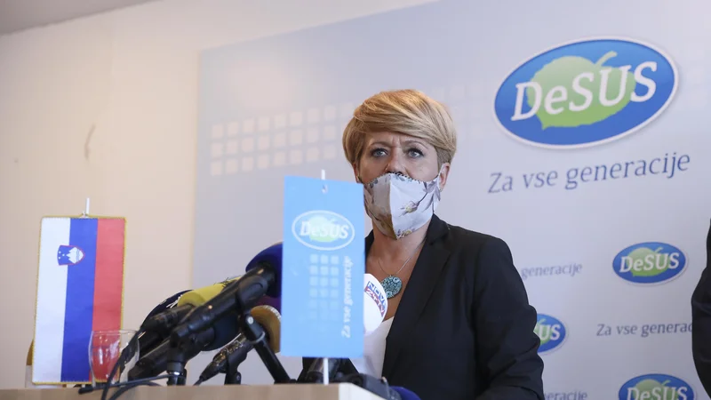 Fotografija: Pravno mnenje, s katerim nastopa Aleksandra Pivec, pravi, da jo lahko razreši le zbor, ki jo je na funkcijo postavil, torej kongres stranke. FOTO: Jože Suhadolnik/Delo