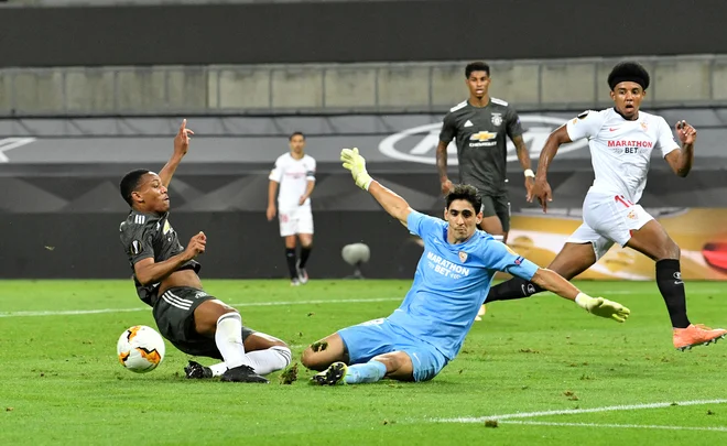 Maročan v vratih Bono je bil nerešljiva uganka za napadalce Manchester Uniteda, med njimi najbolj za Antonyja Martiala. Edini gol je z bele točke dosegel zvezni igralec Bruno Fernandes. FOTO: Martin Meissner/Pool Reuters