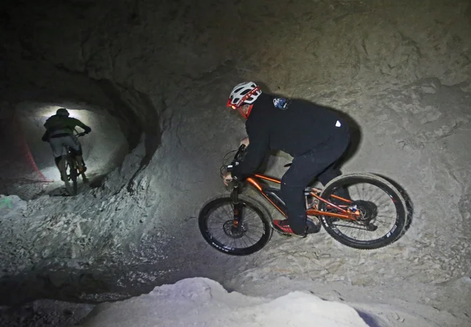 Zahtevnost adrenalinske podzemne, tehnično zahtevne proge, ki so jo poimenovali Black hole trail, je obarvana s črno. FOTO: Tadej Regent