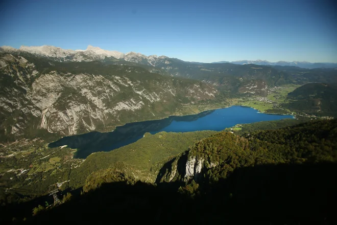 Na Bohinjskem jezeru je lahko dopust aktiven ali nadvse ležeren. FOTO: Jure Eržen