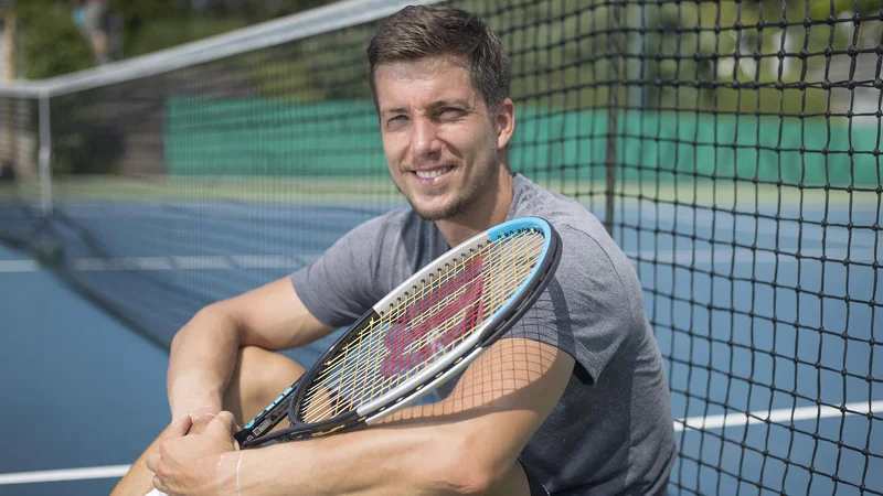 Fotografija: Aljaž Bedene je v zadnjih tednih vadil na trdi podlagi, ker ga prav takšna čaka v naslednjih dneh onstran Atlantika. FOTO: Leon Vidic/Delo