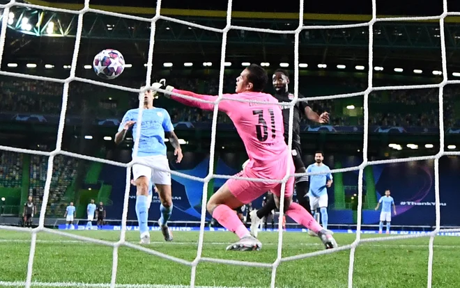 Ko je Moussa Dembele zabil tretji gol za Lyon, je bilo konec upanja za favorite iz Manchestra. FOTO: Frank Fife/Reuters