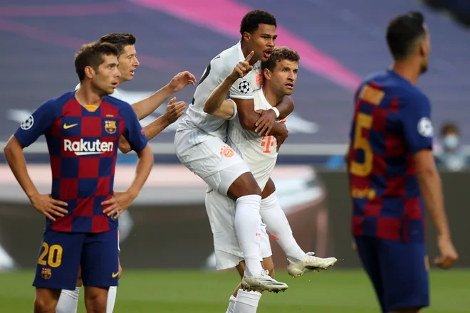 Thomas Müller (R) in Serge Gnabry sta se tako veselila veličastne predstave, nogometaši Barcelone pa kar niso mogli verjeti, kaj se dogaja ... FOTO: Raphael Marcante/AFP