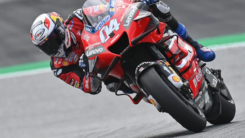 Fotografija: Andrea Dovizioso je ubranil zmago na veliki nagradi Avstrije. FOTO: Joe Klamar/AFP